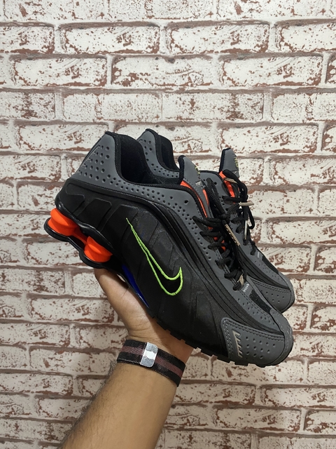 NIKE SHOX R4 -PRETO/LARANJA