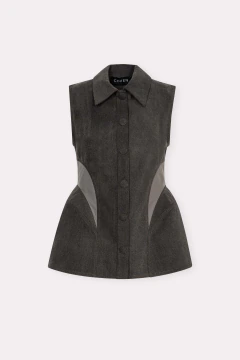 Camisa Jeans sem Mangas com Detalhes em Couro