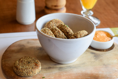 Croquetas de arroz yamaní con guarnición