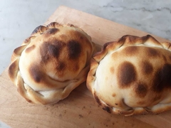 Empanada de cebollas asadas y muzzarella