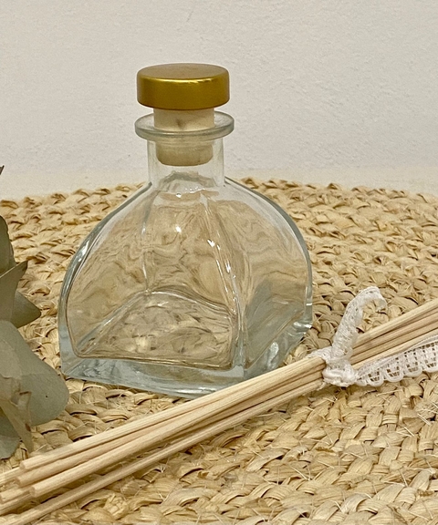 Difusor 150 ml con ocho varillas de rattan asiático.