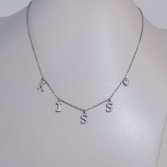 Colar com letras formando a palavra Kiss prata 925