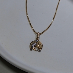 Pingente ferradura com cavalo ouro 18k