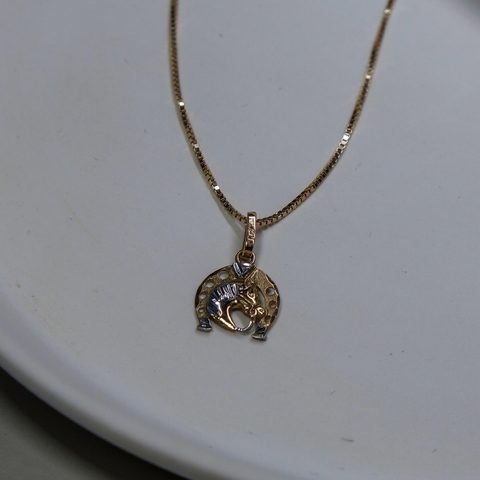 Pingente ferradura com cavalo ouro 18k
