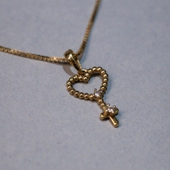 Pingente bolinha coração com cruz e diamante ouro 18k