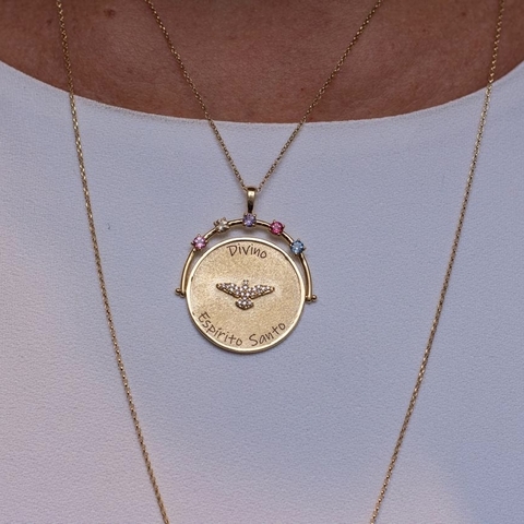 PINGENTE ESPÍRITO SANTO BRILHANTES E PEDRAS NATURAIS OURO 18k