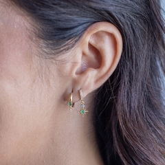 BRINCO ARGOLA COM ESMERALDA OURO 18K - Pratas e Pedras Joalheria