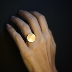 ANEL ESFERA REDONDO OURO 18K - comprar online