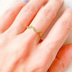Anel ondas safira e esmeralda ouro 18k na internet