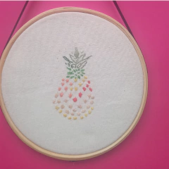 Quadro Decorativo Bordado à Mão em Bastidor 14