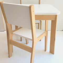Mesa con 2 sillitas