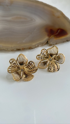 Brinco flor trabalhada