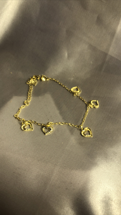 Pulseira com corações vazado na internet
