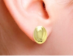 Brinco oval banhado a ouro com detalhes em alto r - comprar online