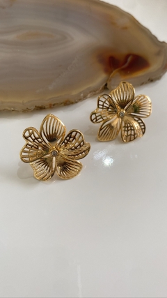 Brinco flor trabalhada - comprar online