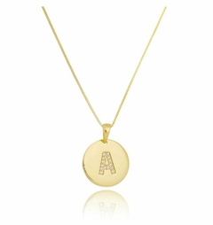 Colar com medalha de letras