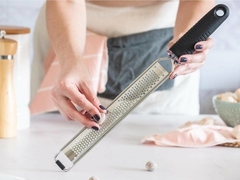 Rallador De Mano Acero Inox. Con Mango Plástico Y Protector en internet