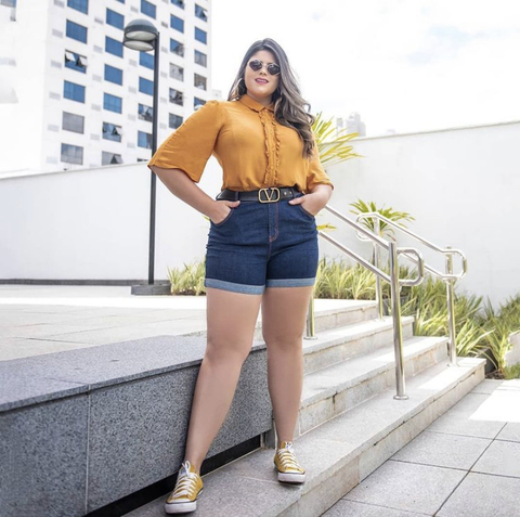 Shorts jeans barra virada