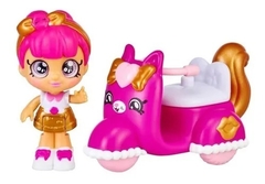 Kindi Kids Mini Muñeca Básica 8 Cm Con Vehículo Original - comprar online
