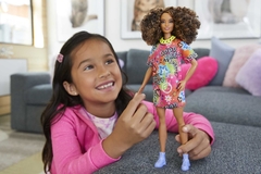 Muñeca Barbie fashionista pelo con rulos - mattel - Juguetería Pekita's