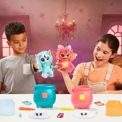 Caldero Mágico Magic Mixies Magical Gem Surprise rosa o celeste