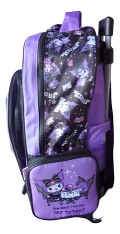 Mochila 17” Carro Kuromi Sanrio 4 Ruedas Escolar - Wabro - Juguetería Pekita's