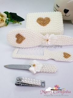 Kit Saboneteira+ Kit manicure + pente e escova macia coração na internet