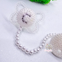Chupeta + Prendedor Luxo Mam Branca Letra c - Mamy Corujinha