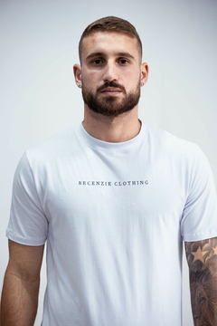 Camiseta Slim Branca escrita no peito - comprar online