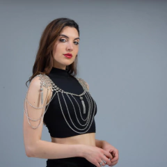 Pechera metálica con hombreras
