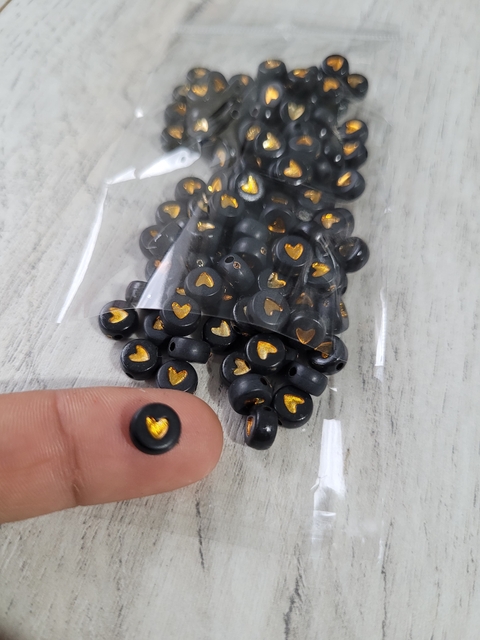 Pasante Plástico Corazón negro con dorado x15g