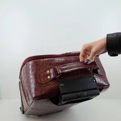 KIT MALA REF. 518 EM COURO CROCO MARSALA + FRASQUEiRA EM COURO REF. 515 - loja online