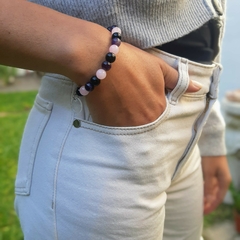 PULSERA TRÍADA. CUARZO ROSA, AMATISTA, OBSIDIANA. - Benditas Leonas
