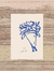 Ilustração de um buquê de flores em estilo botânico, com traços em azul sobre fundo claro.
