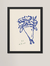 Ilustração de um buquê de flores em estilo botânico, com traços em azul sobre fundo claro.
