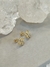 Brinco delicado em formato flor com zircônias banhado a ouro 18k