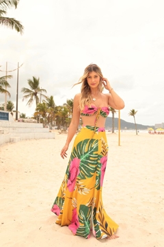 Conjunto SALGUNAMU Saia longa com Cropped Biquini Estampa Rosa - comprar online
