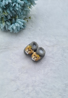 Sapatinho de Tricô Urso Cinza - Ateliê Vivi Delfino 