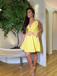 Vestido curto com bordado Amarelo - comprar online