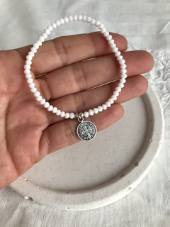 Pulsera cristal blanca y dije san Benito