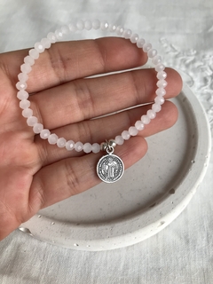 Pulsera cristal blanca transp y dije san Benito