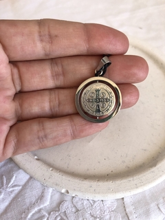 Dije San Benito giratorio - comprar online