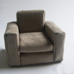 Miniatura de poltrona em tecido suede bege