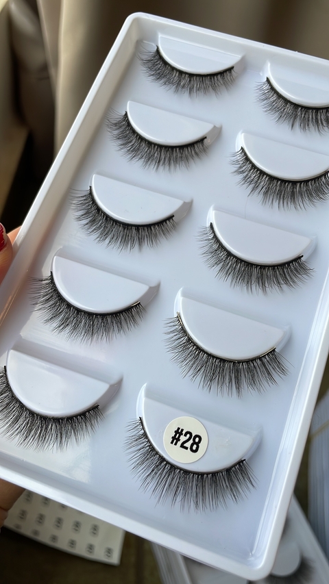 #28 - cartela com 5 pares de cílios postiços
