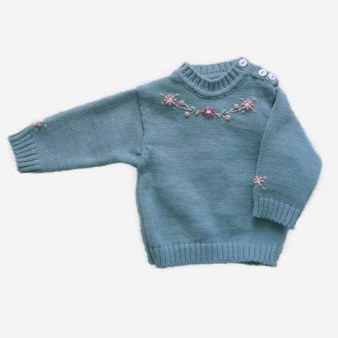 Cada sweater presenta un bordado único que puede tener algunas variaciones respecto a las fotos.