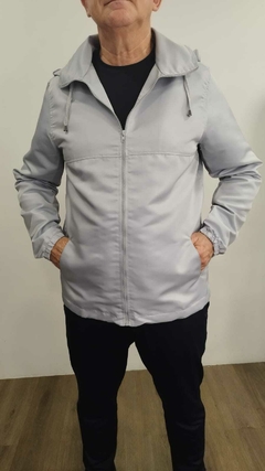 JAQUETA CORTA VENTO COM CAPUZ TECIDO REPELENTE A ÁGUA - Mundo Marinho moda relax