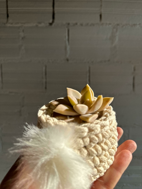 Cachepô em algodão 100% off white com detalhe pelinho sem planta