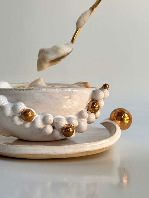 Xicara bolinhas com pires na cor branco brilhante com pintura ouro