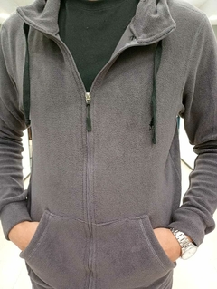 Campera Con Capucha Micropolar Polo Village (10028) - Bugato shops