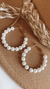Aros argollas dorados con perlas blancas